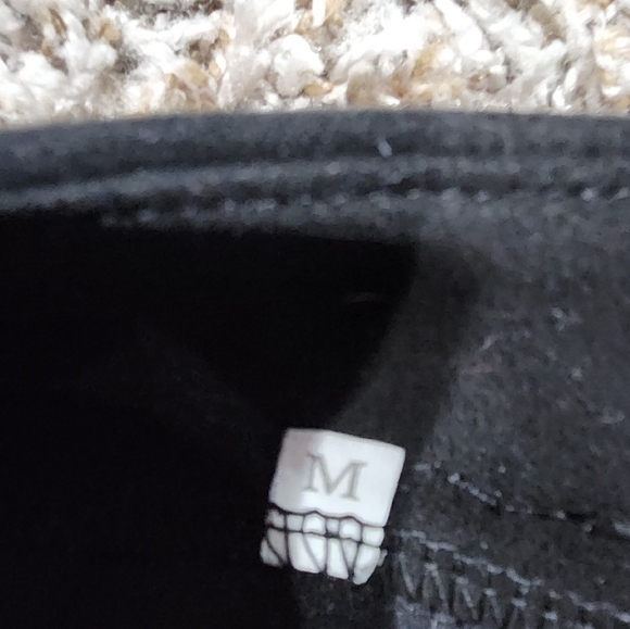 Stretchy black skirt - Picture 2 of 2